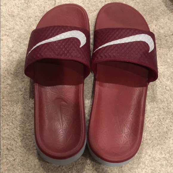 maroon nike flip flops